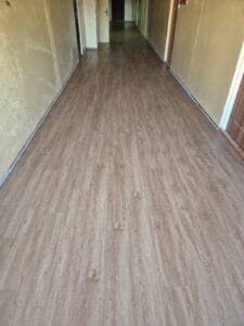 Montaż paneli winylowych klejonych LVT w hotelu